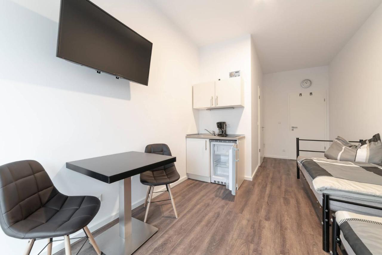 Monteurzimmer Berlin Pankow Mit Dachterrasse - Nur 10 Min. Von Der A10 - 3 Zimmer/ 7 Betten Exterior photo